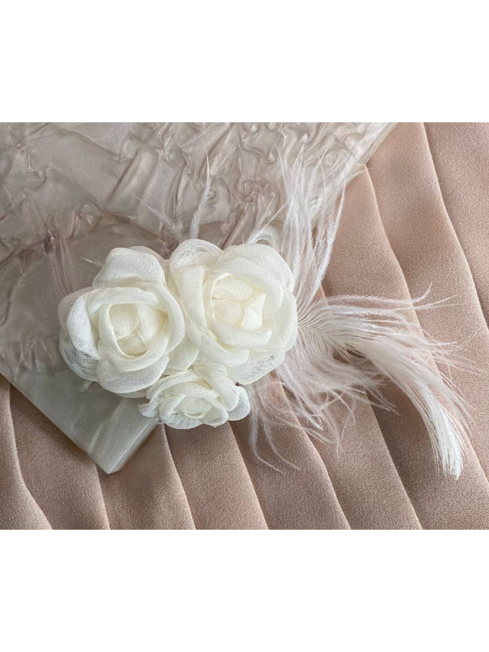 Enfeite de Cabelo Flores Nude e Plumas Damas e Noivas
