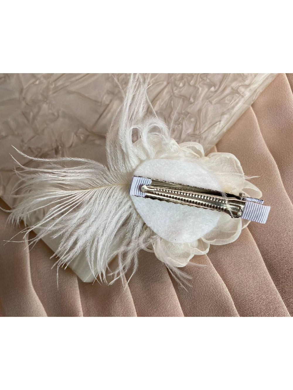 Enfeite de Cabelo Flores Nude e Plumas Damas e Noivas