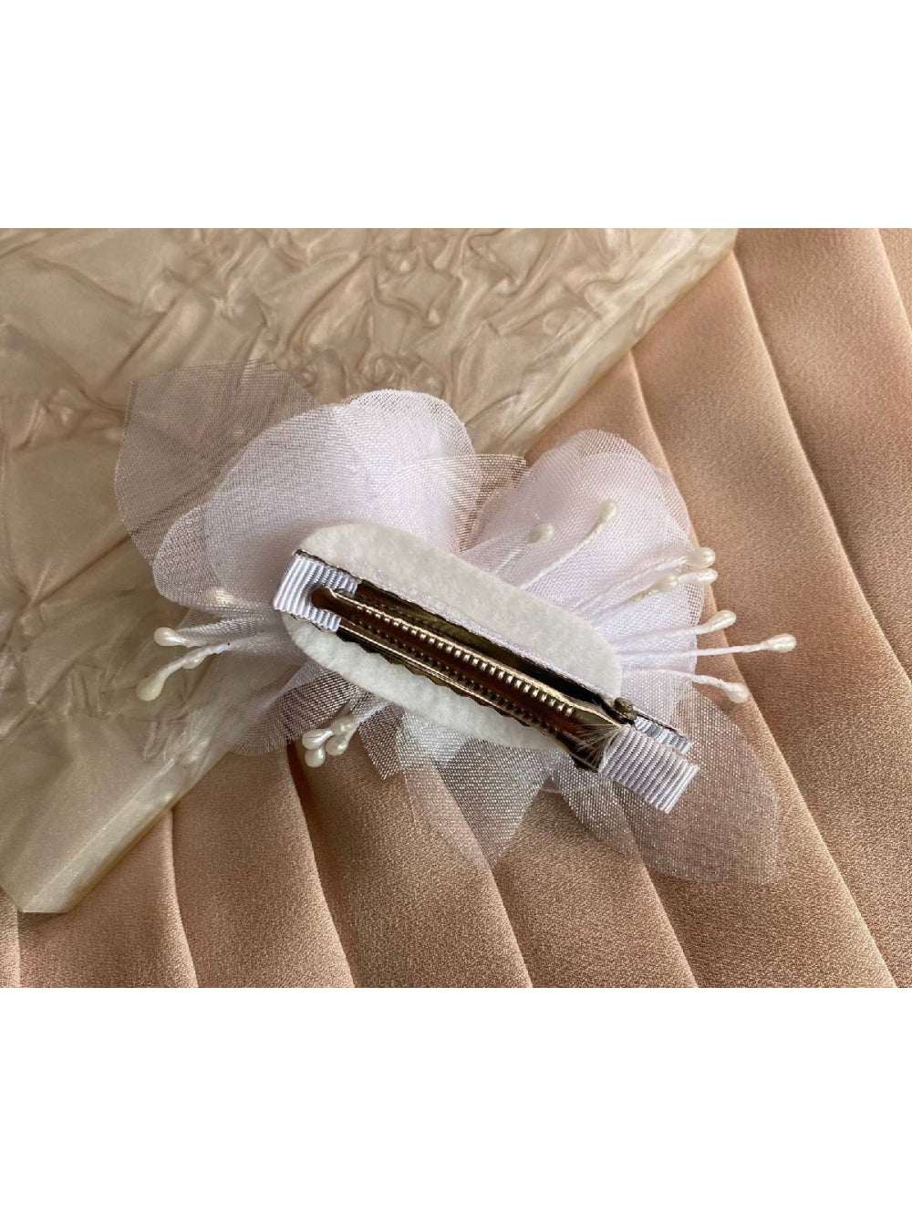 Arranjo de Cabelo para Noivas com Flores de Tecido Brancas