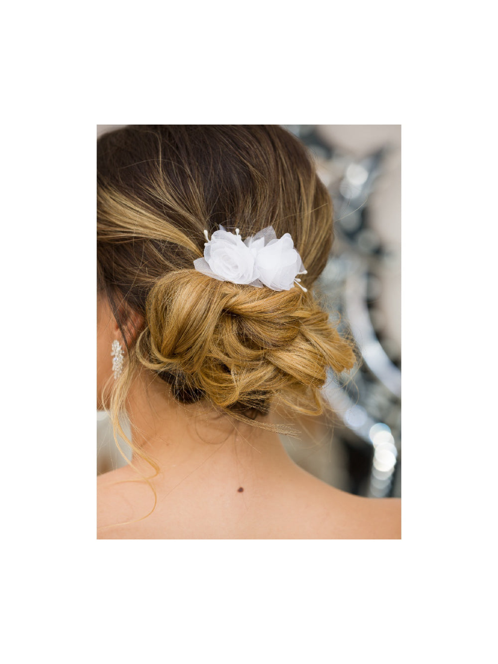 Arranjo de Cabelo para Noivas com Flores de Tecido Brancas