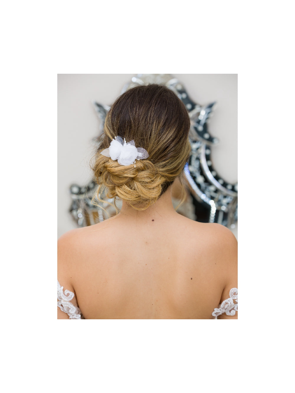Arranjo de Cabelo para Noivas com Flores de Tecido Brancas