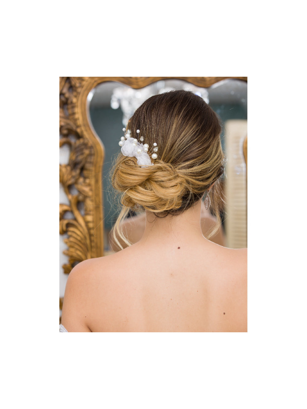 Arranjo de Cabelo Flores de Tecido Brancas e Pérolas Daminha