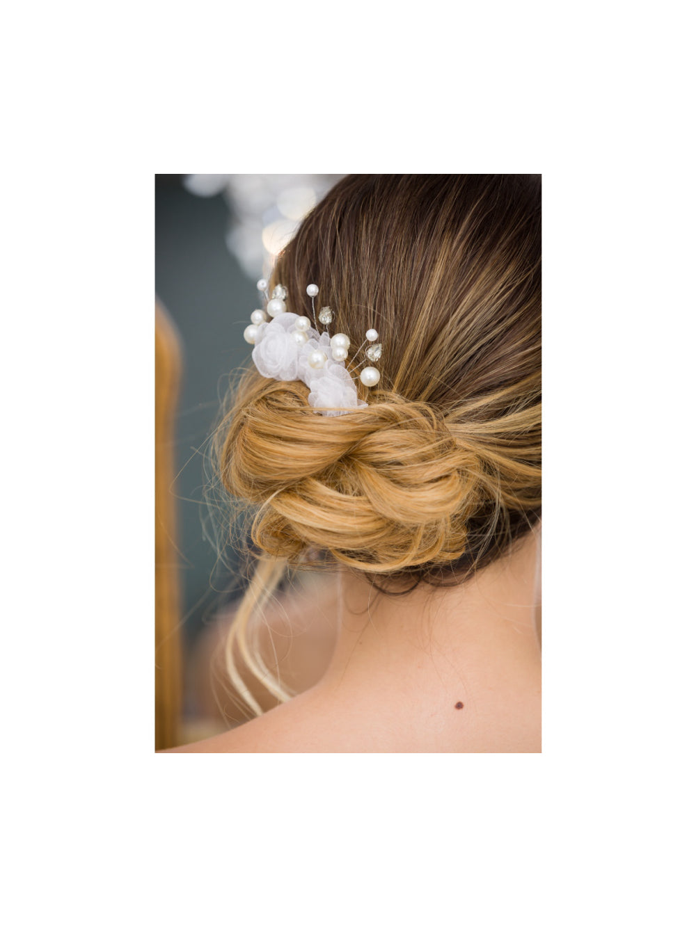 Arranjo de Cabelo Flores de Tecido Brancas e Pérolas Daminha