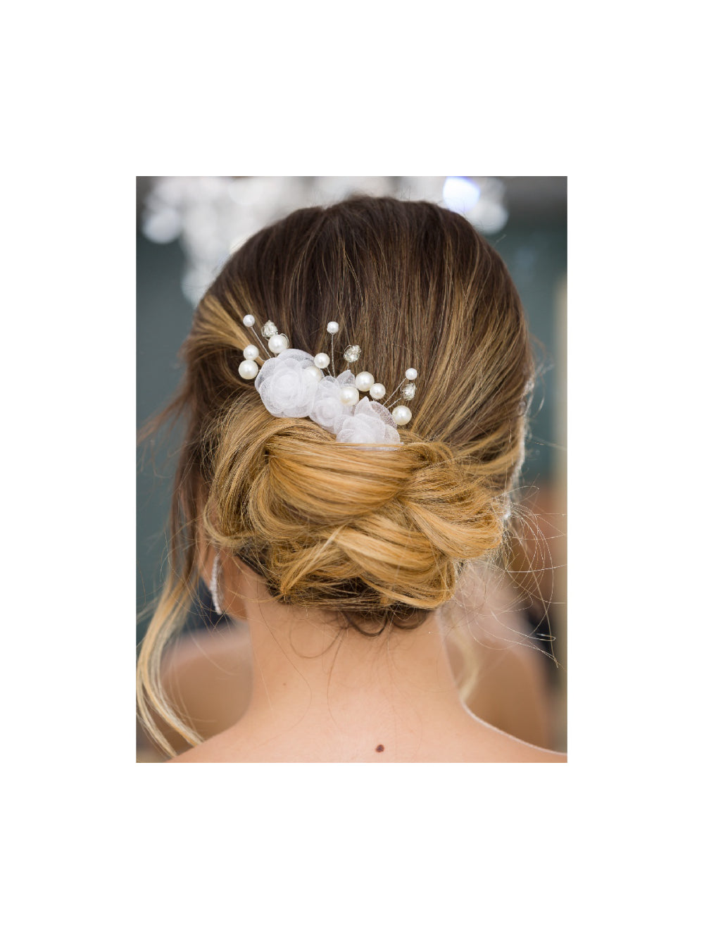 Arranjo de Cabelo Flores de Tecido Brancas e Pérolas Daminha