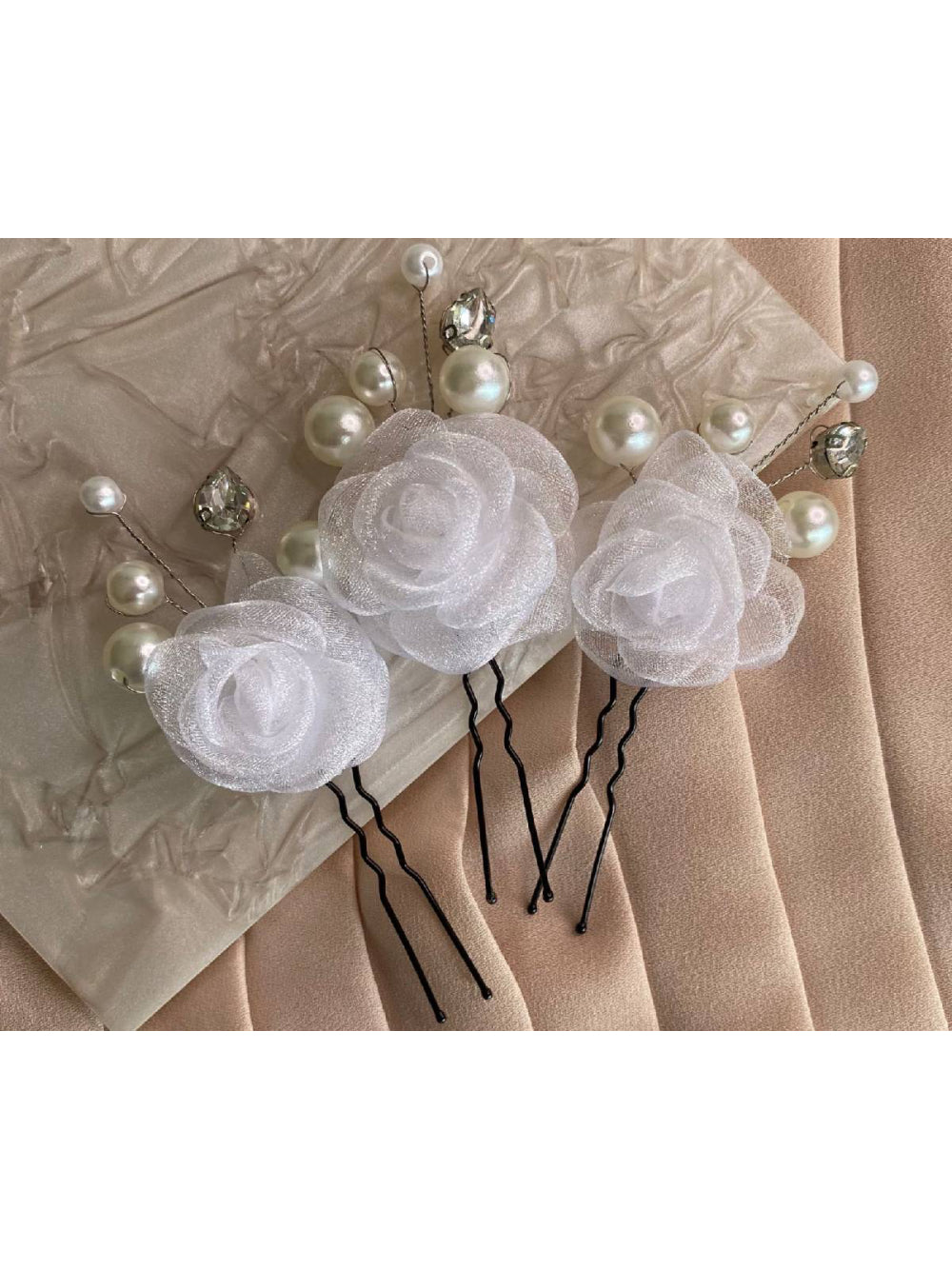 Arranjo de Cabelo Flores de Tecido Brancas e Pérolas Daminha