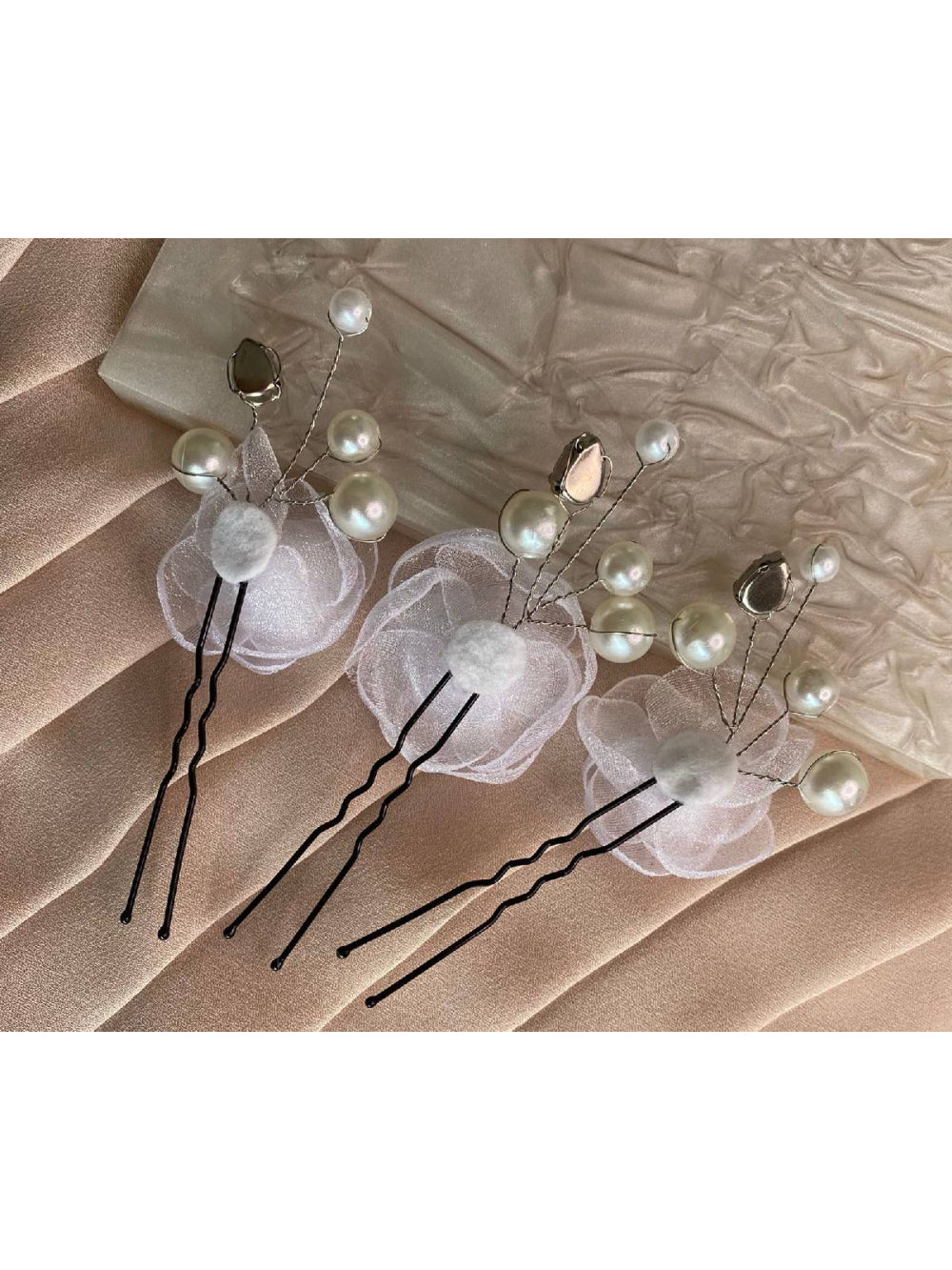 Arranjo de Cabelo Flores de Tecido Brancas e Pérolas Daminha