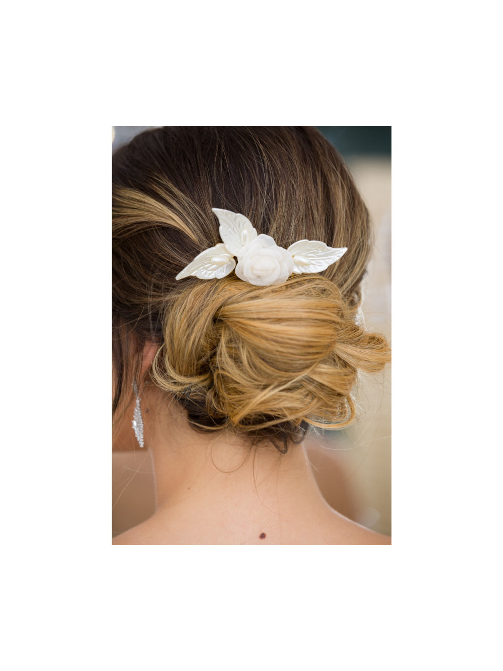 Arranjo de Cabelo Grinalda para Noivas Flor e Folhas Nude