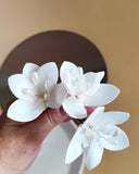 Grinalda Orquídeas Brancas c/ Pérolas Grampos Penteado Noiva