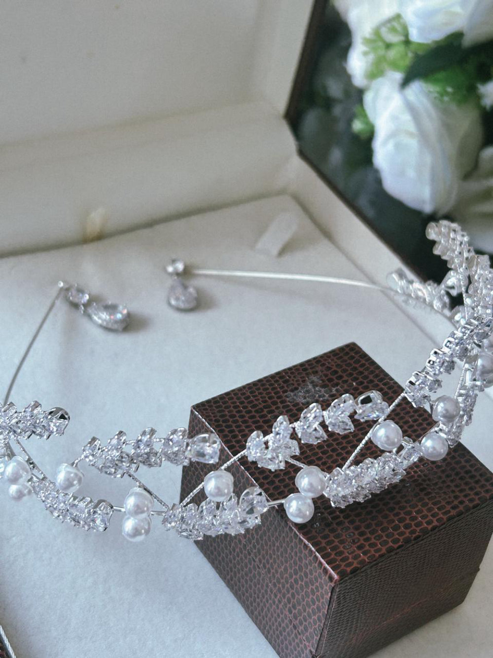 Tiara de Noiva Zircônia e Perola Sophie Bride Boutique
