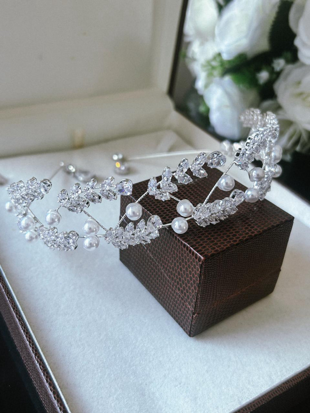 Tiara de Noiva Zircônia e Perola Sophie Bride Boutique