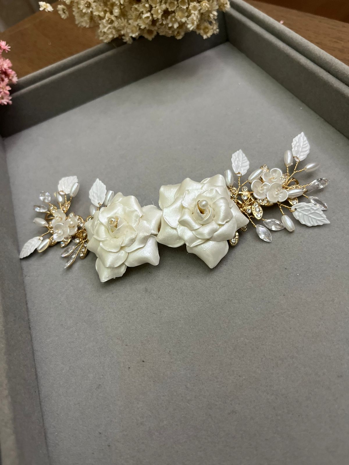 Pente Floral base em metal Prigrinaldas