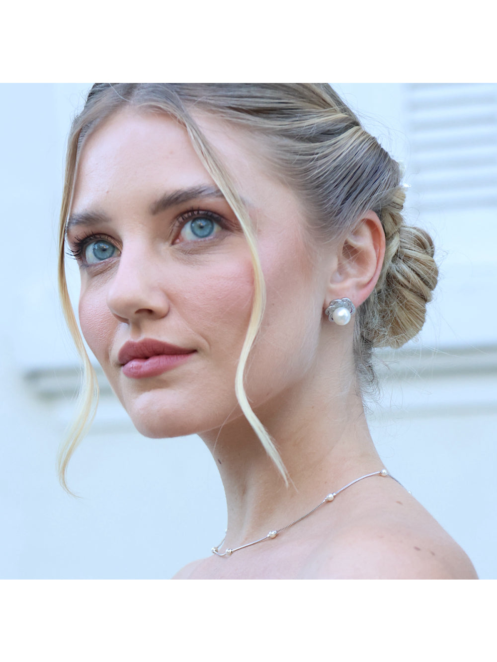 BRINCO NOIVA FLOR COM STRASS E PÉROLA ADELE