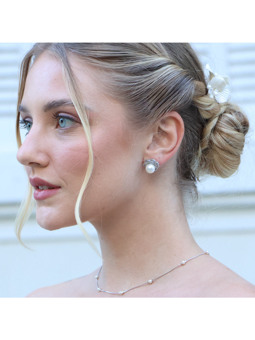BRINCO NOIVA FLOR COM STRASS E PÉROLA ADELE