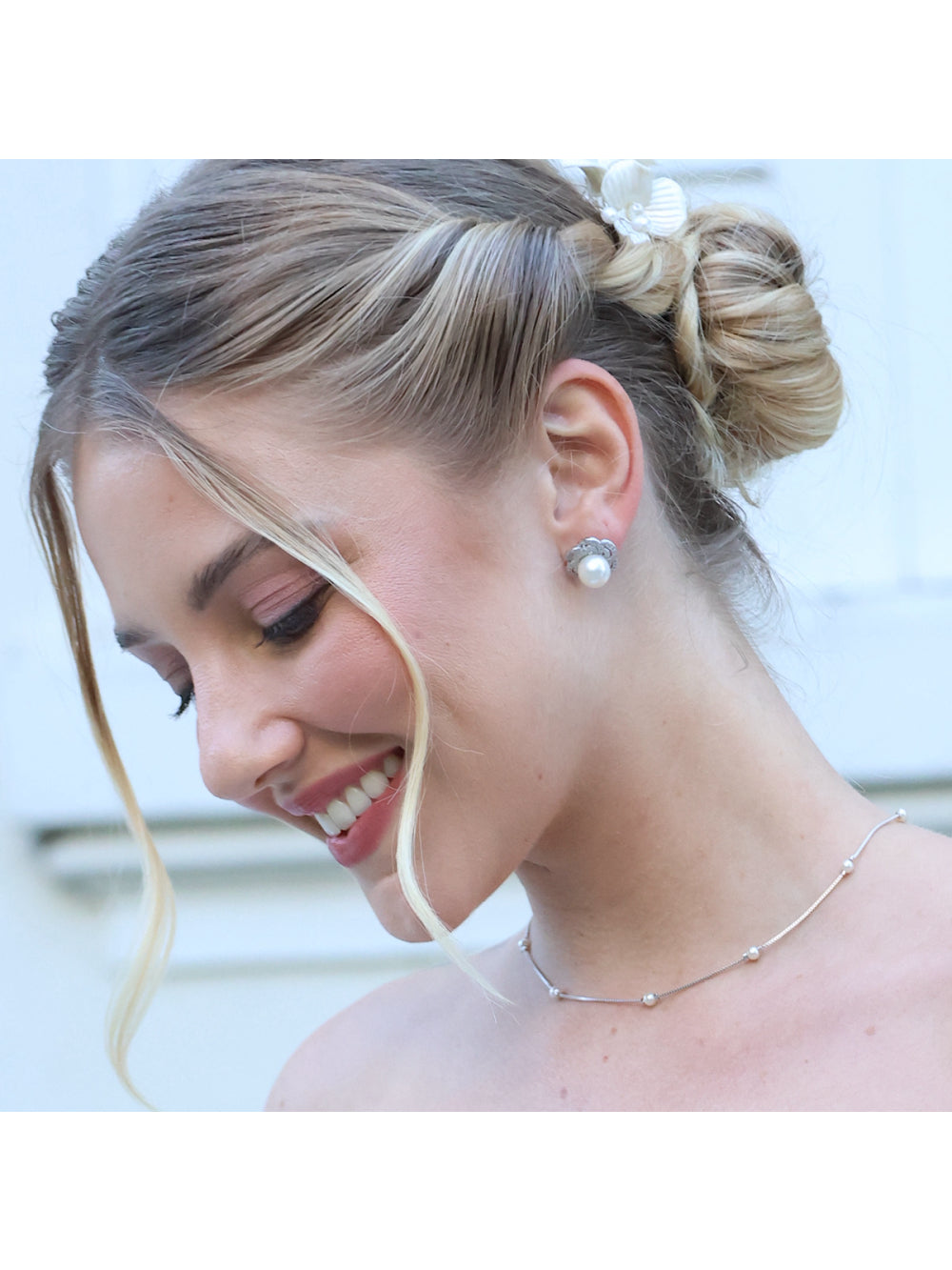 BRINCO NOIVA FLOR COM STRASS E PÉROLA ADELE