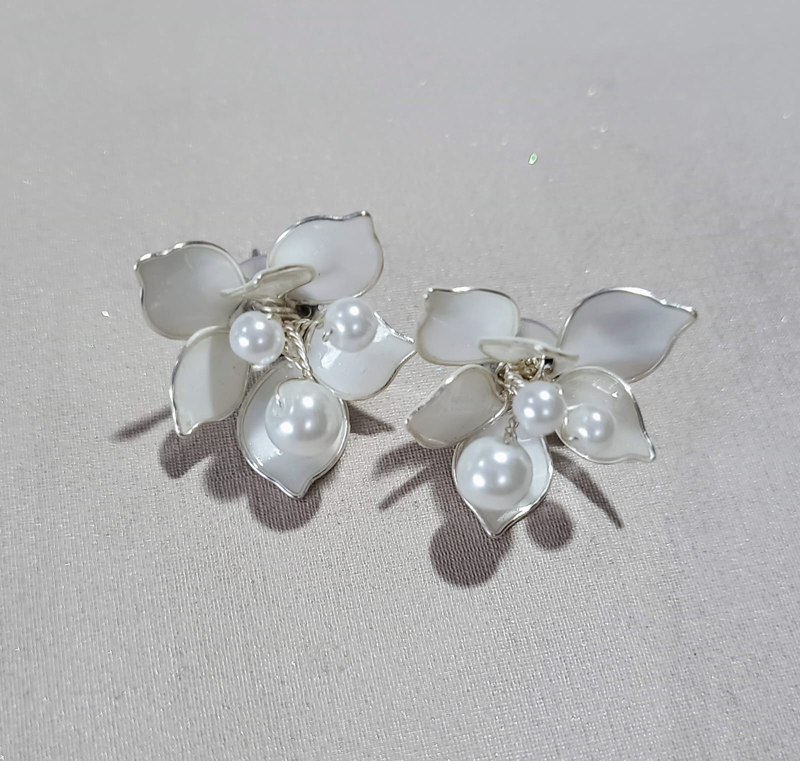 Brinco Orquídeas Pérolas Fios de Noiva