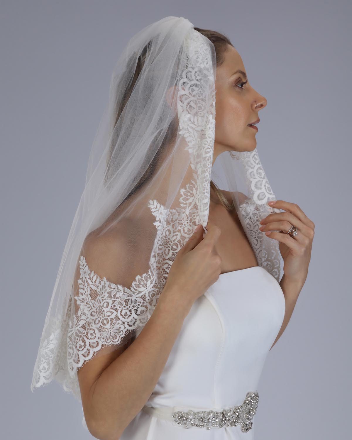 Mantilha Noiva Curta Renda Chantilly Renata Esposar