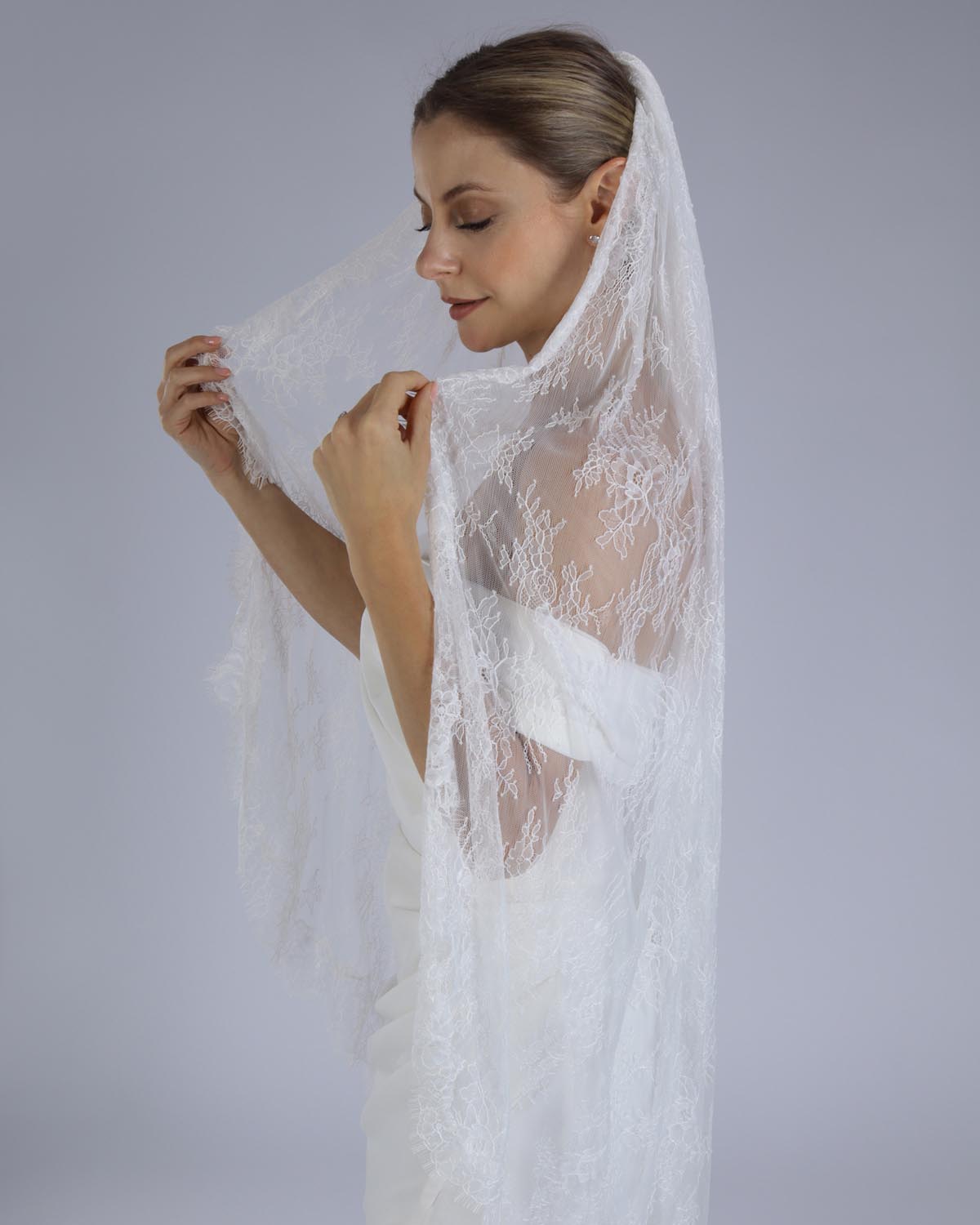 Mantilha Noiva Média Renda Chantilly Romana Esposar