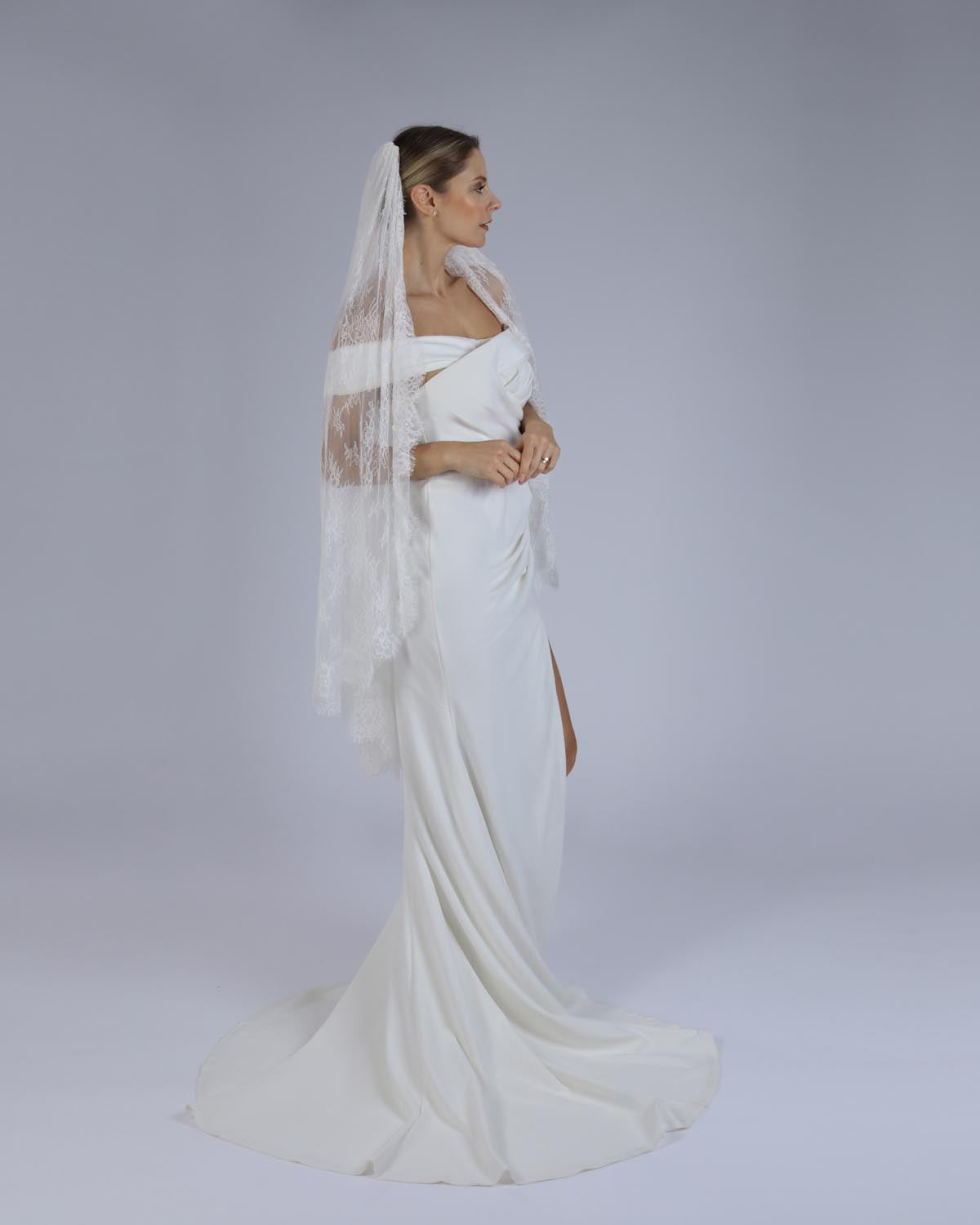 Mantilha Noiva Média Renda Chantilly Romana Esposar