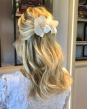 Pente orquídea no Cetim Bucol Premium Off White Paula Duas Damas Noivas