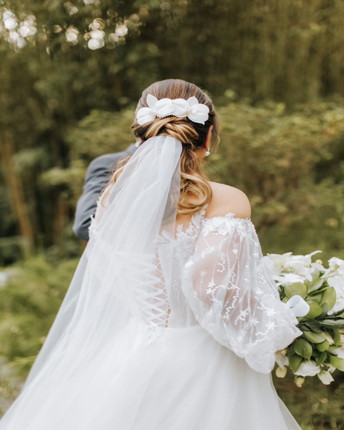 Pente Orquidea em Porcelana Fria na cor Branca Vera Duas Damas Noivas