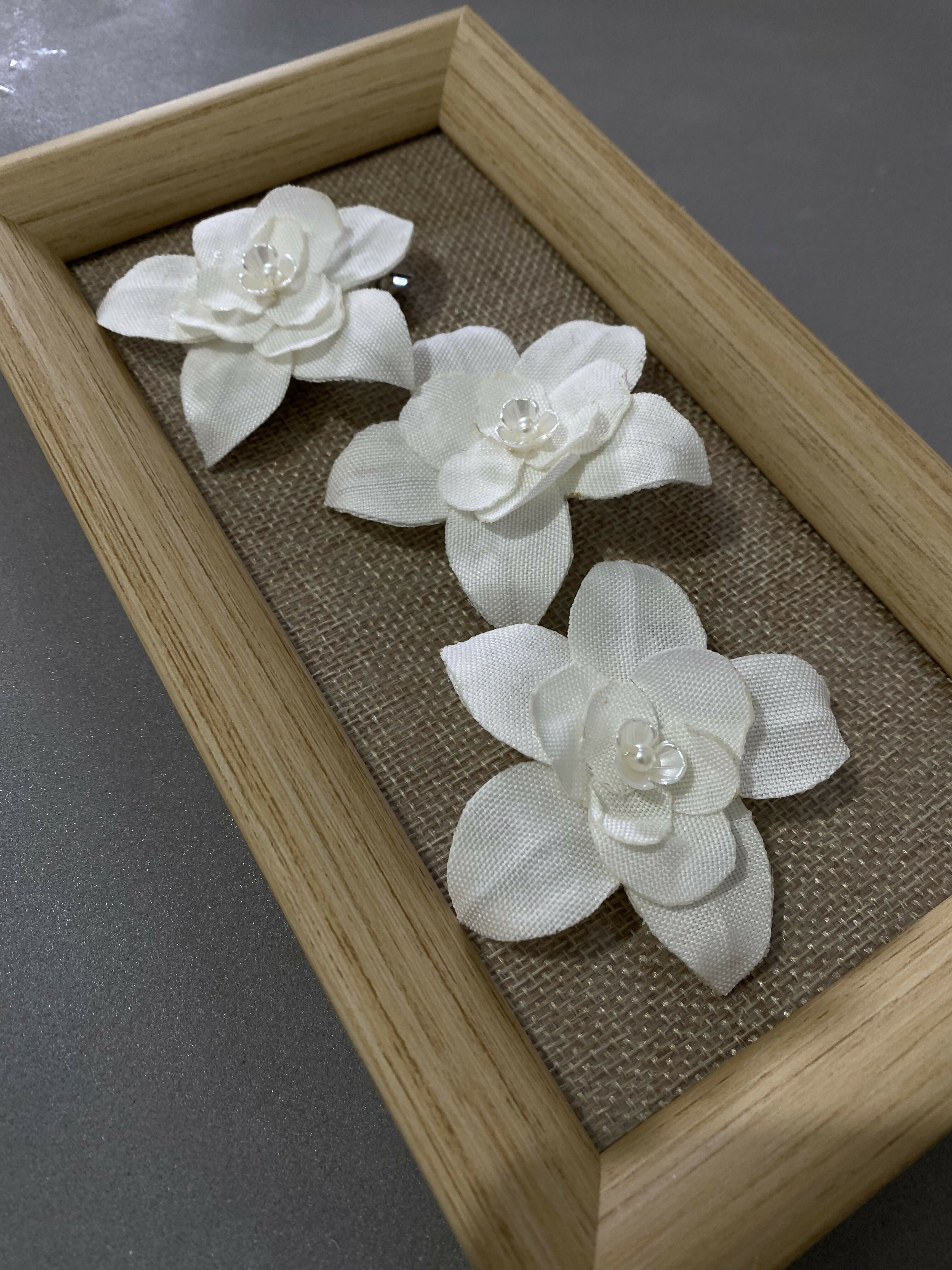 Presilha de Flor em Tecido Para Noivas Fiancee
