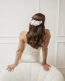 Tiara em Lirio no Gazar, Organza e Tafetá de Seda na cor Off White Ayla Duas Damas Noivas