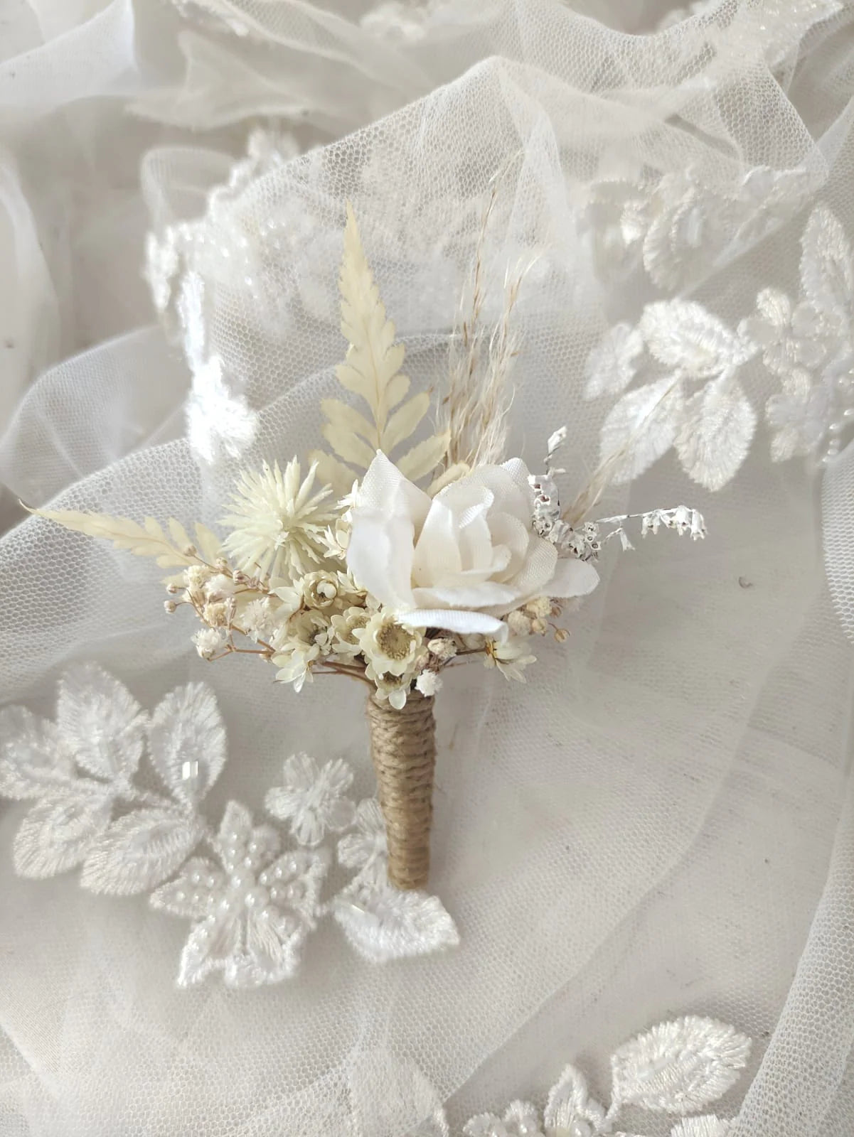Kit Buquê Rustico Branco Off  White e Lapela Noivinha Flor