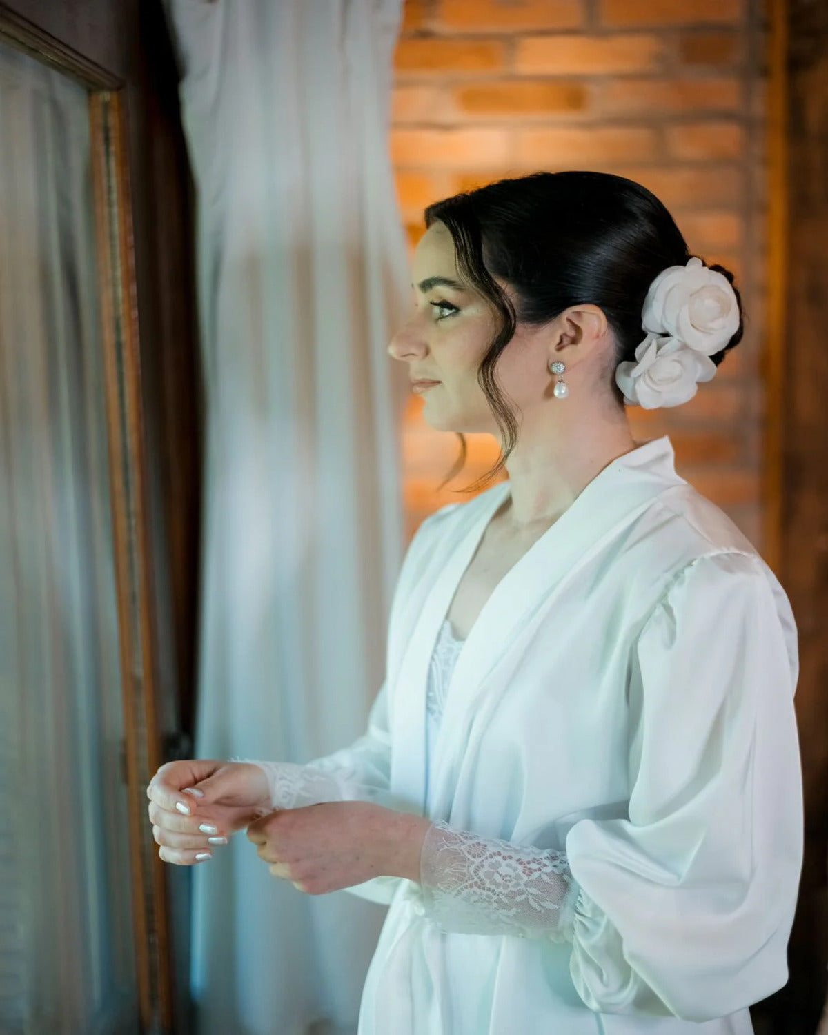 Pente Camélia no tecido Gazar de Seda na cor Off White Lavinia Duas Damas Noivas