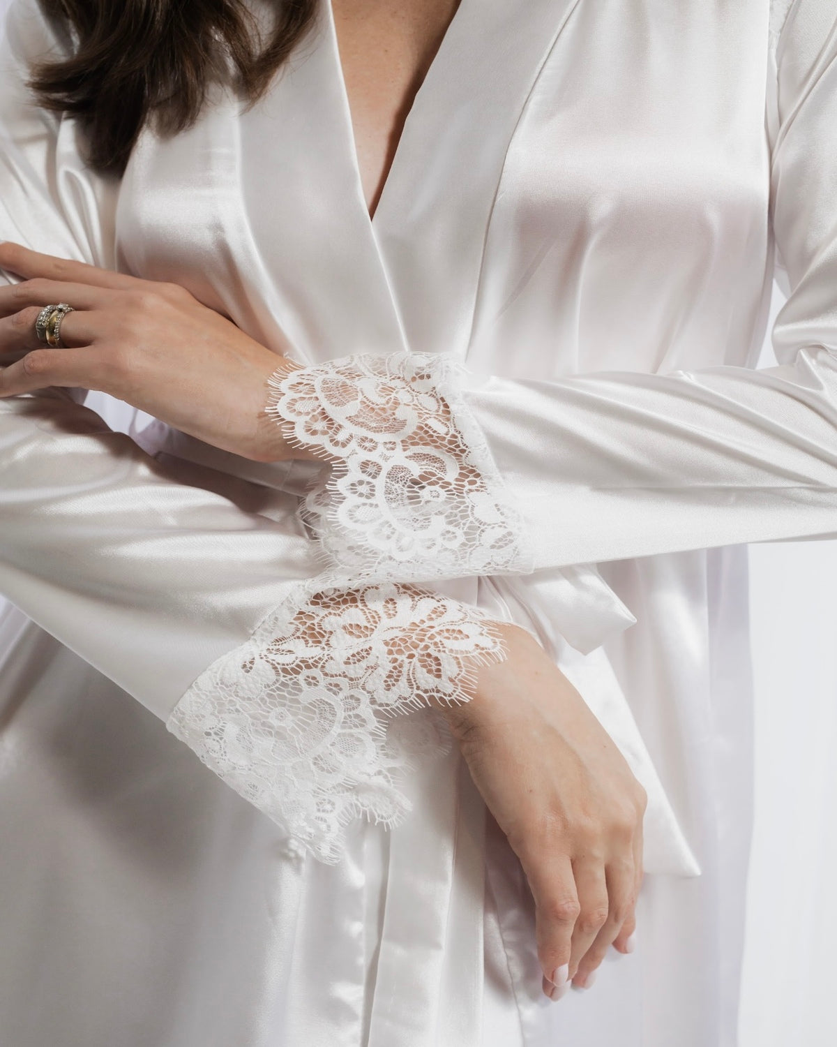 Robe para Noivas em cetim branco e renda Duas Damas Noivas