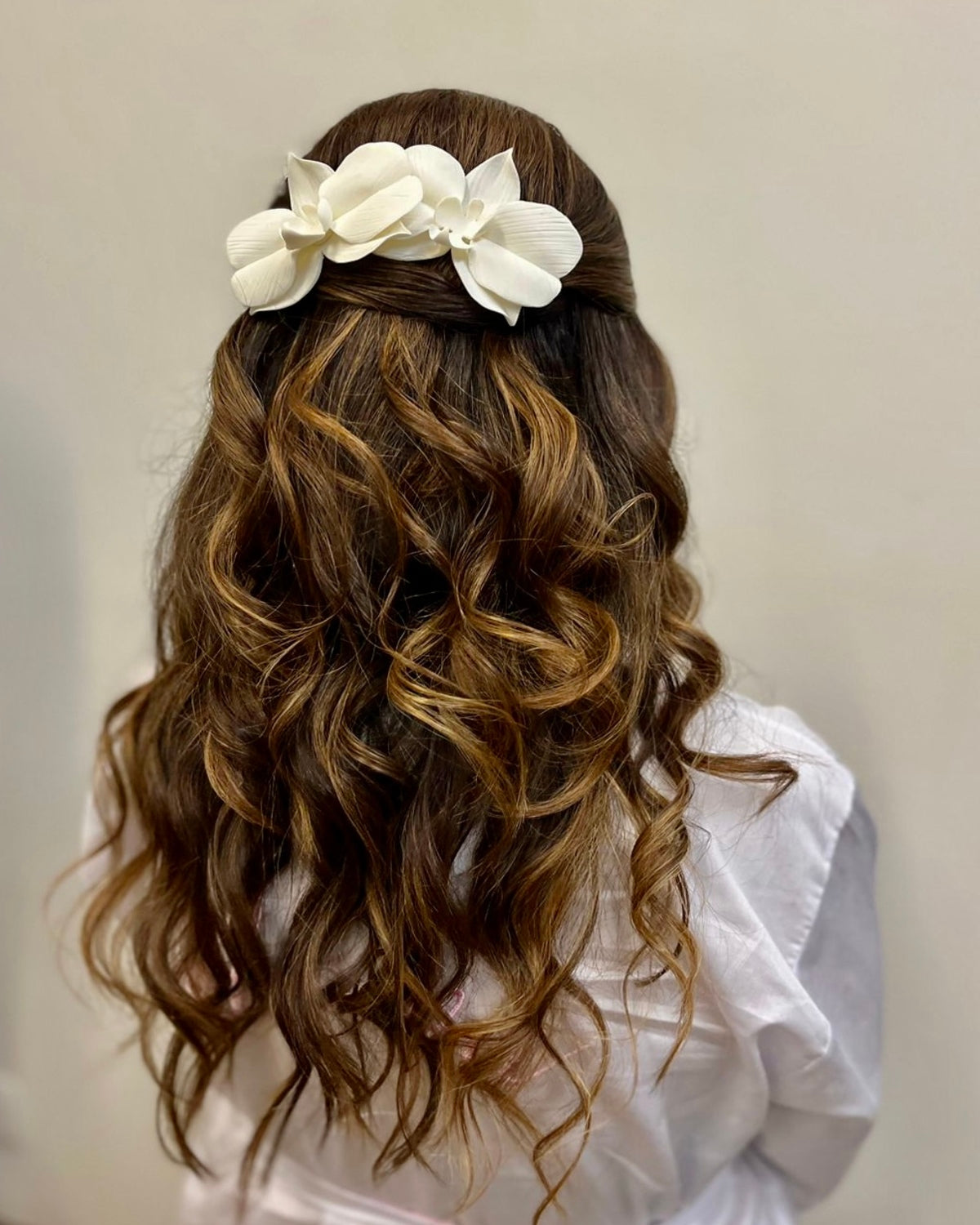 Pente Orquidea em Porcelana Fria na cor Branca Vera Duas Damas Noivas