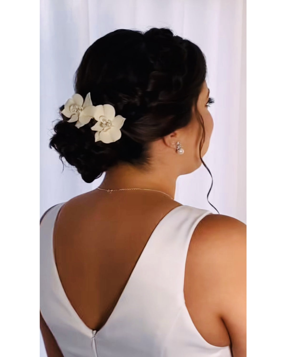 Grampo Orquidea em Porcelana Fria na cor Branca Lais Duas Damas Noivas