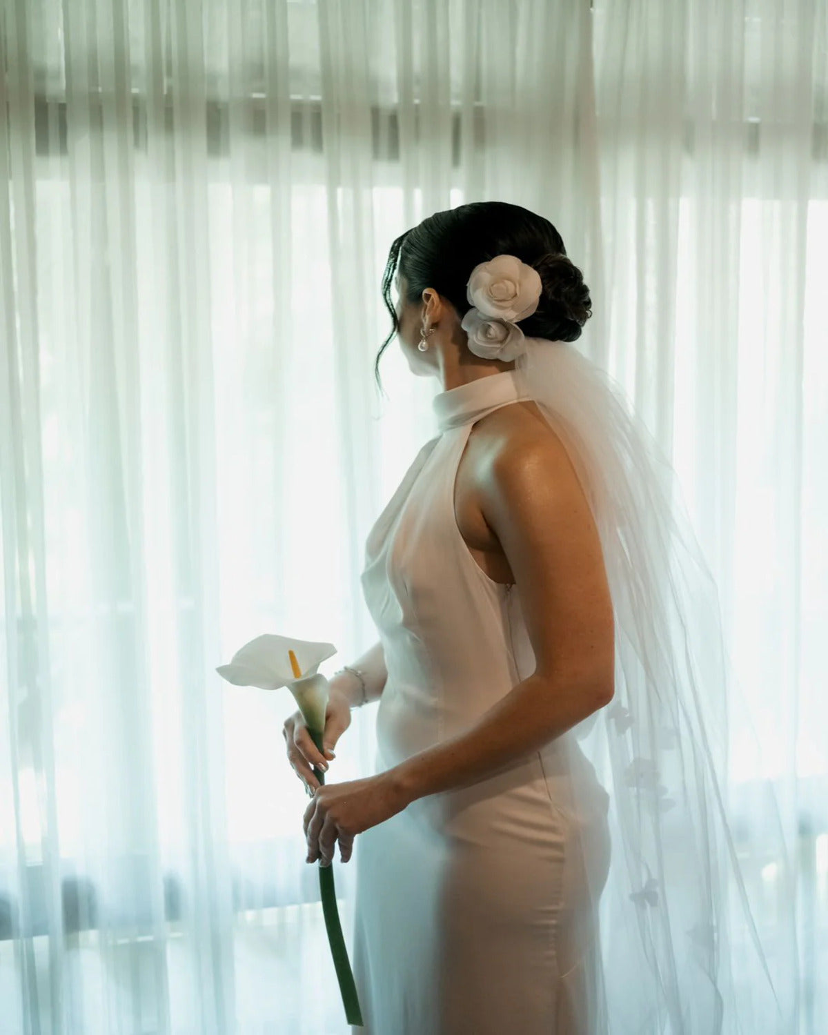 Pente Camélia no tecido Gazar de Seda na cor Off White Lavinia Duas Damas Noivas