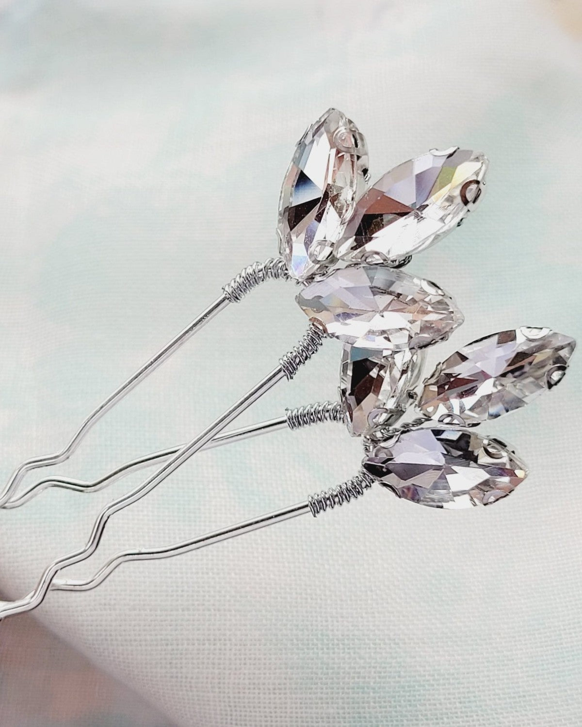 Par de Grampos Brilliant com Cristais Navete Prateado Narcisa Acessórios