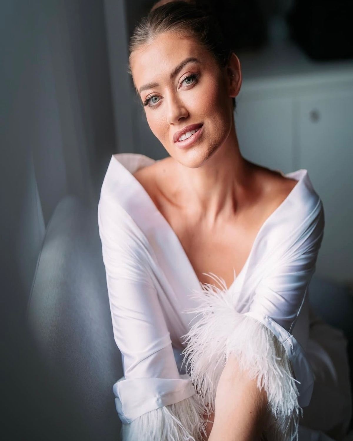 Robe para Noivas no Tecido Gloss com toque de seda e plumas Duas Damas Noivas