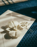 Grampo Orquidea em porcelana fria na cor Branca Daiana Duas Damas Noivas