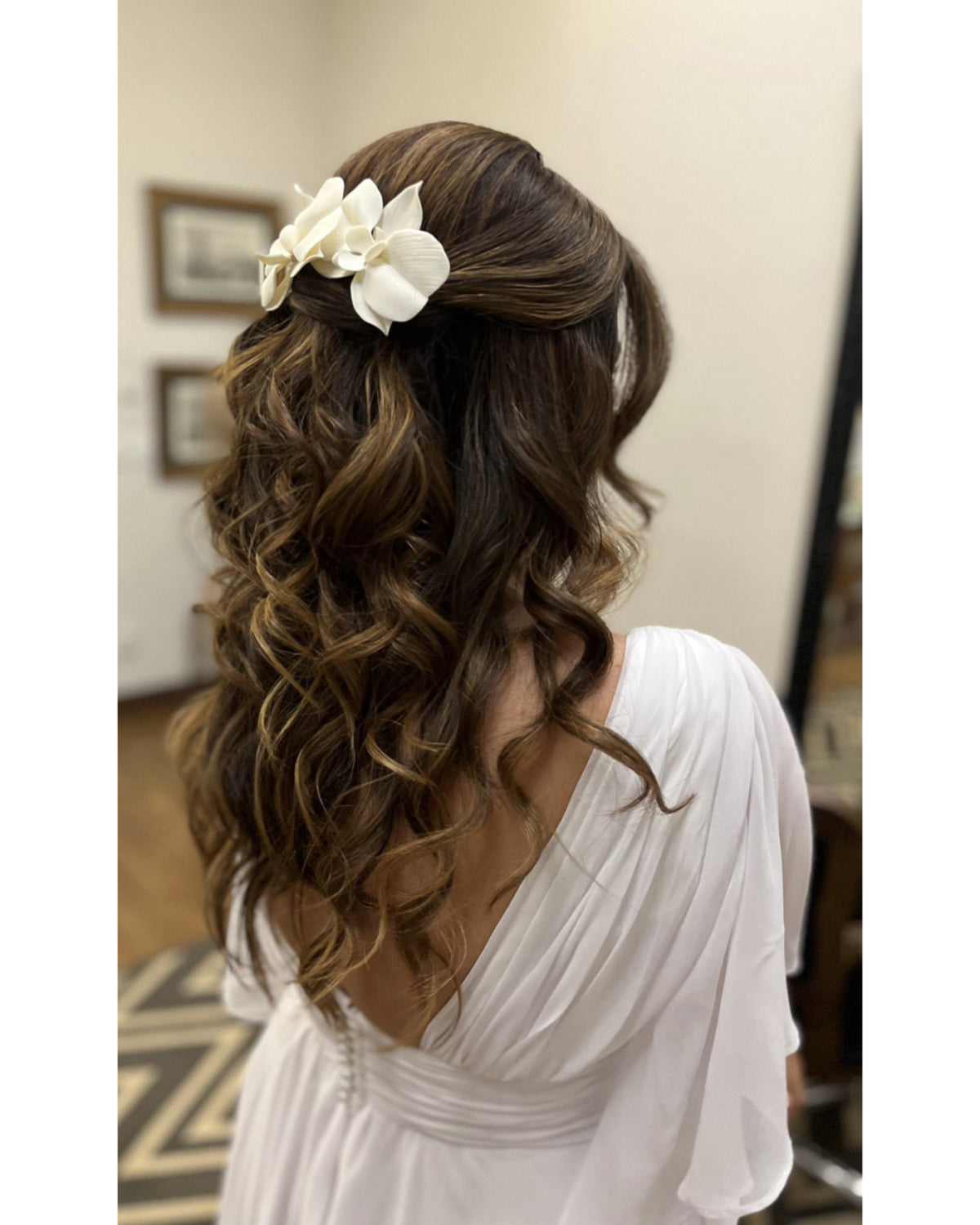 Pente Orquidea em Porcelana Fria na cor Branca Vera Duas Damas Noivas