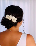 Grampo Orquidea em Porcelana Fria na cor Branca Lais Duas Damas Noivas