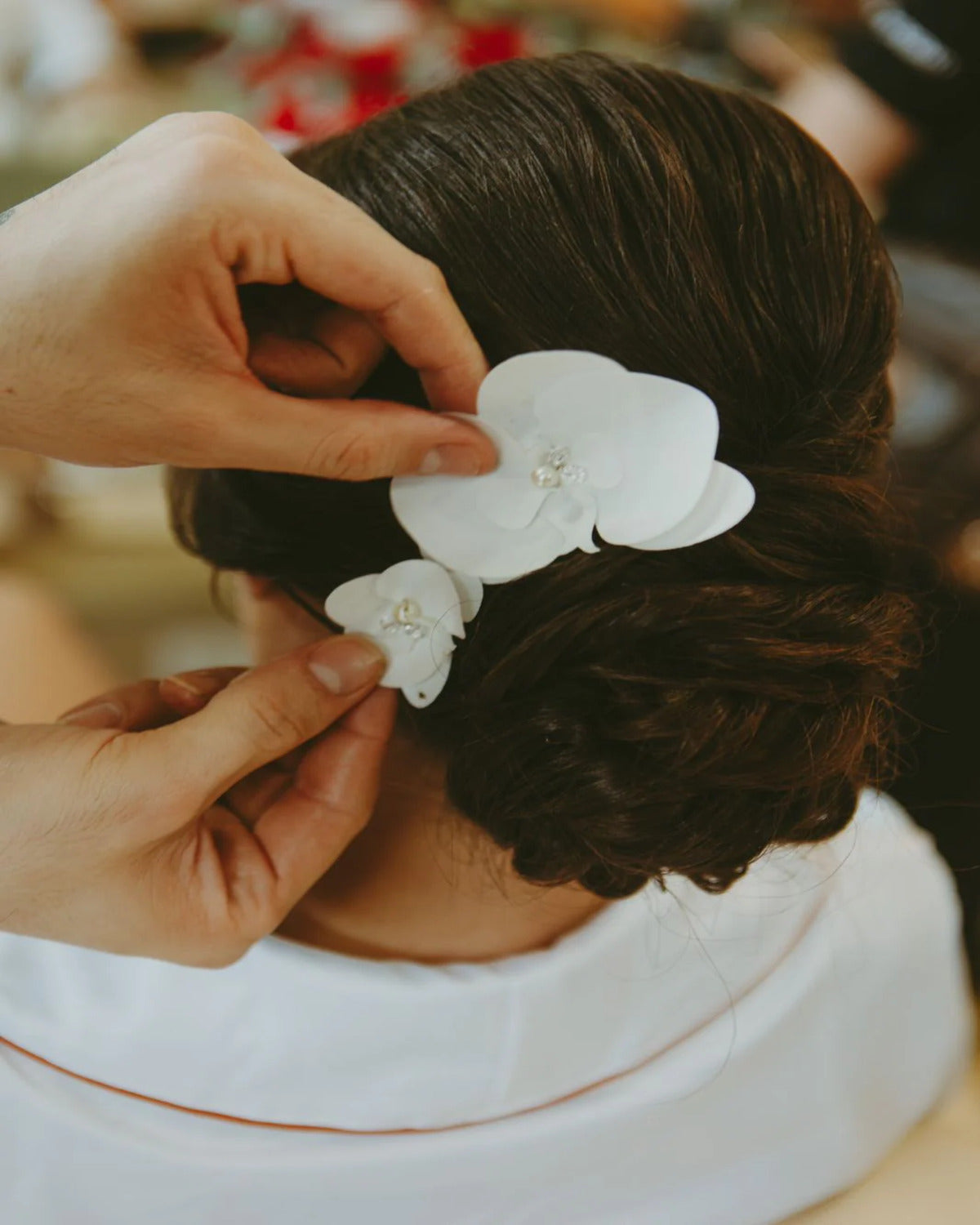 Grampo Orquidea em Tecido Cetim Bucol Premium Off White Roberta Duas Damas Noivas