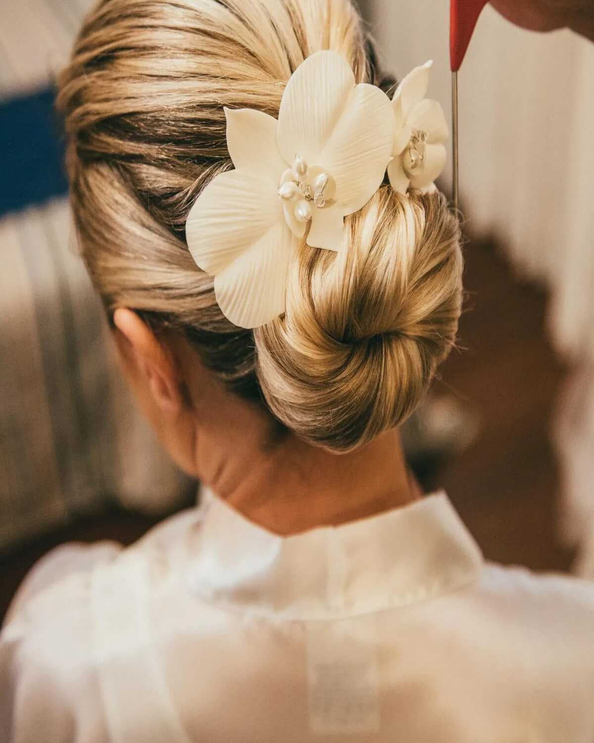 Grampo Orquidea em porcelana fria na cor Branca Daiana Duas Damas Noivas