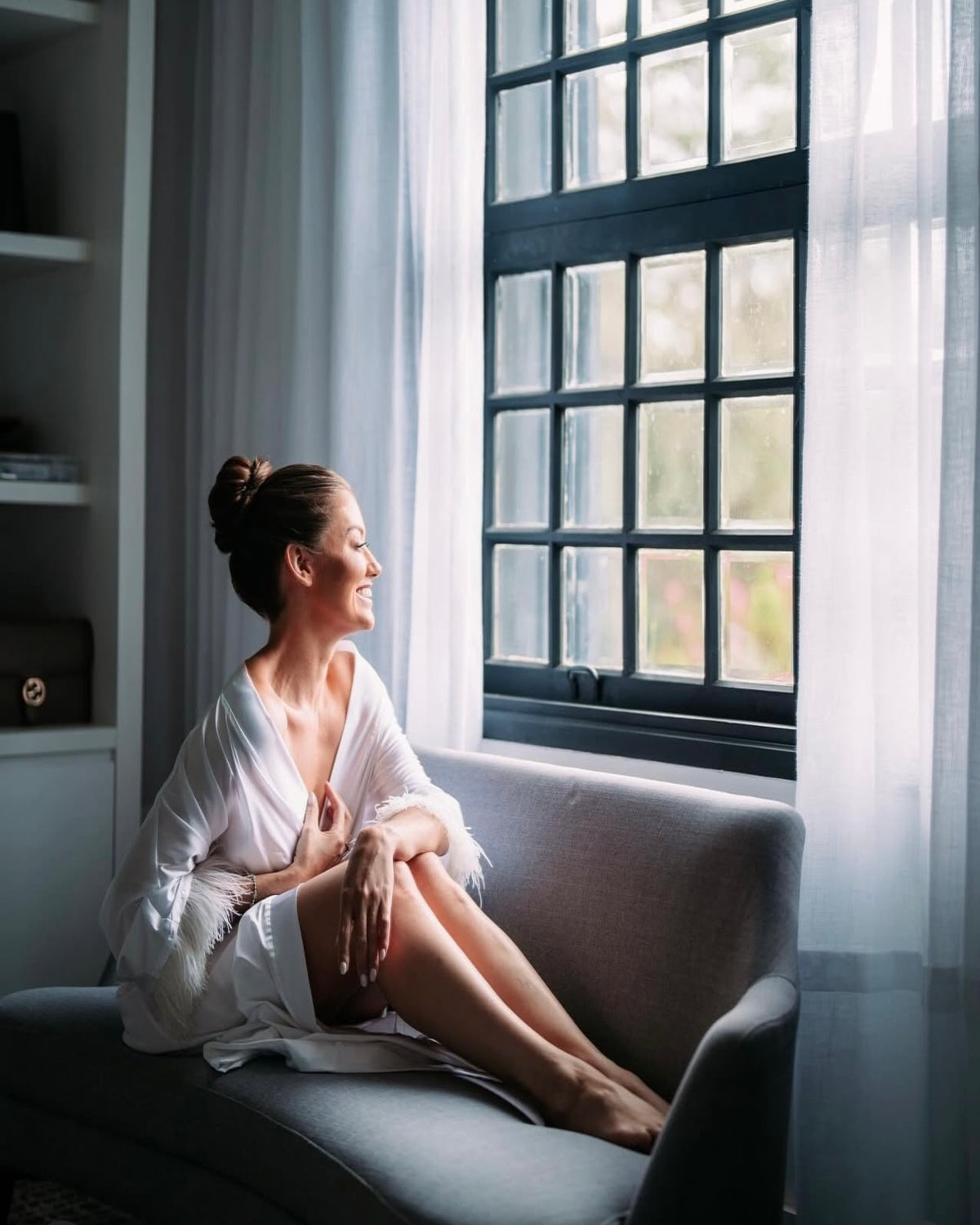 Robe para Noivas no Tecido Gloss com toque de seda e plumas Duas Damas Noivas