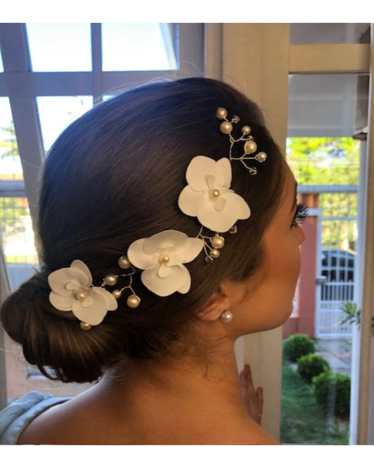 Tiara Orquidea em tecido Cetim Bucol Premium na cor Off White Bia Duas Damas Noivas