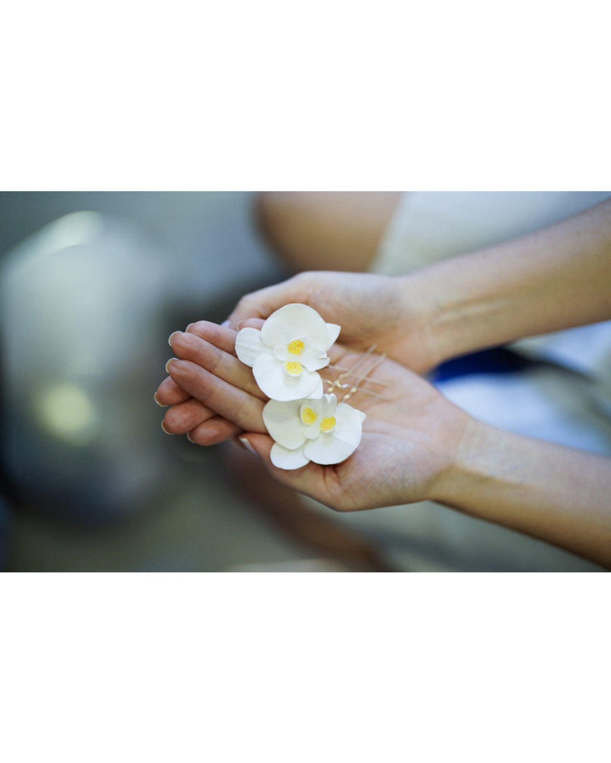 Grampo Orquidea em porcelana fria na cor branca Eliane Duas Damas Noivas