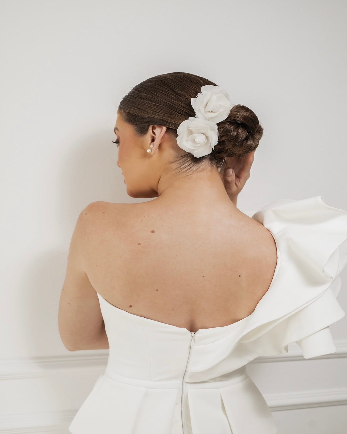 Pente Camélia no tecido Gazar de Seda na cor Off White Lavinia Duas Damas Noivas