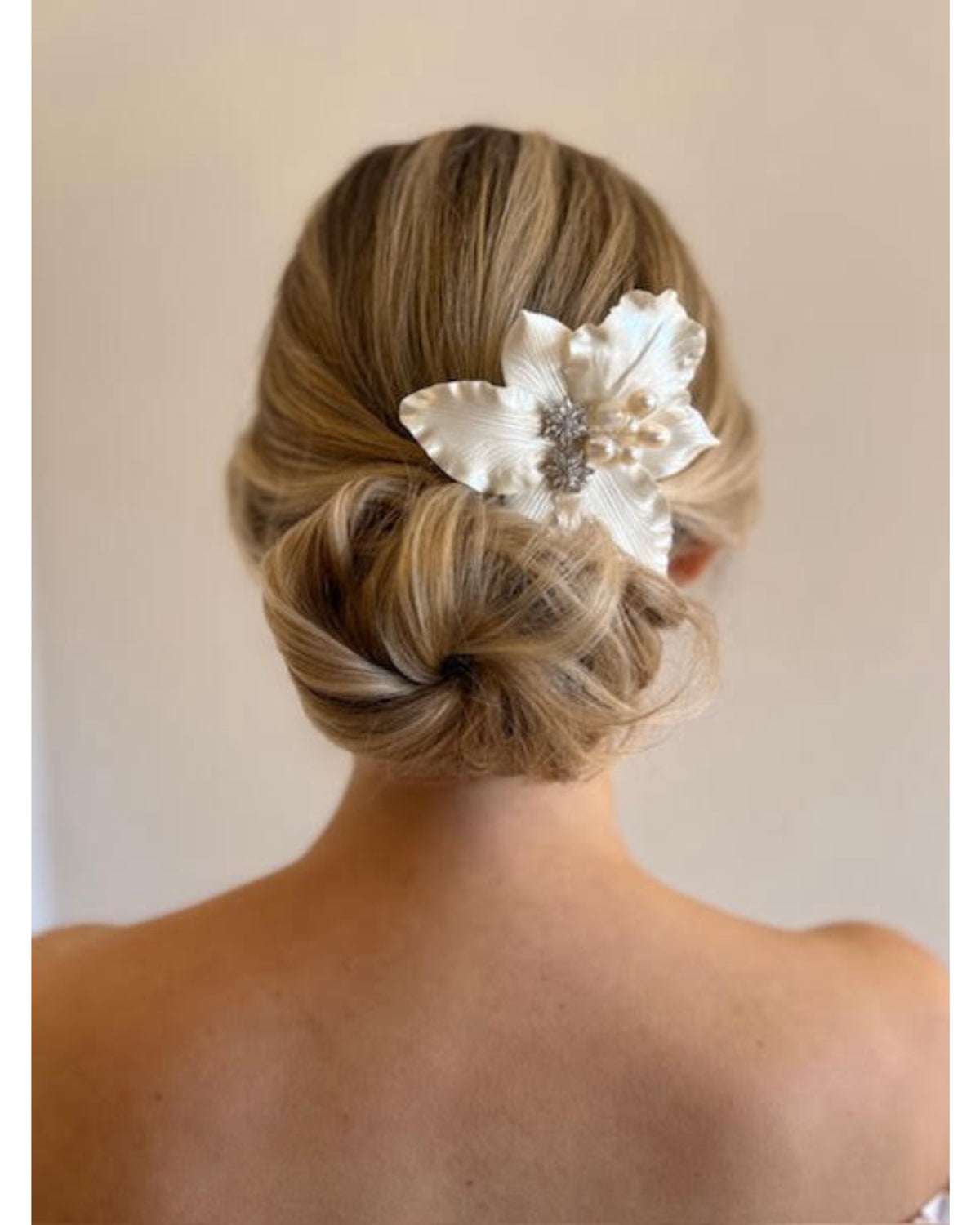 Grampo Orquidea em porcelana fria e perolada com Zircônia Adriana Duas Damas Noivas