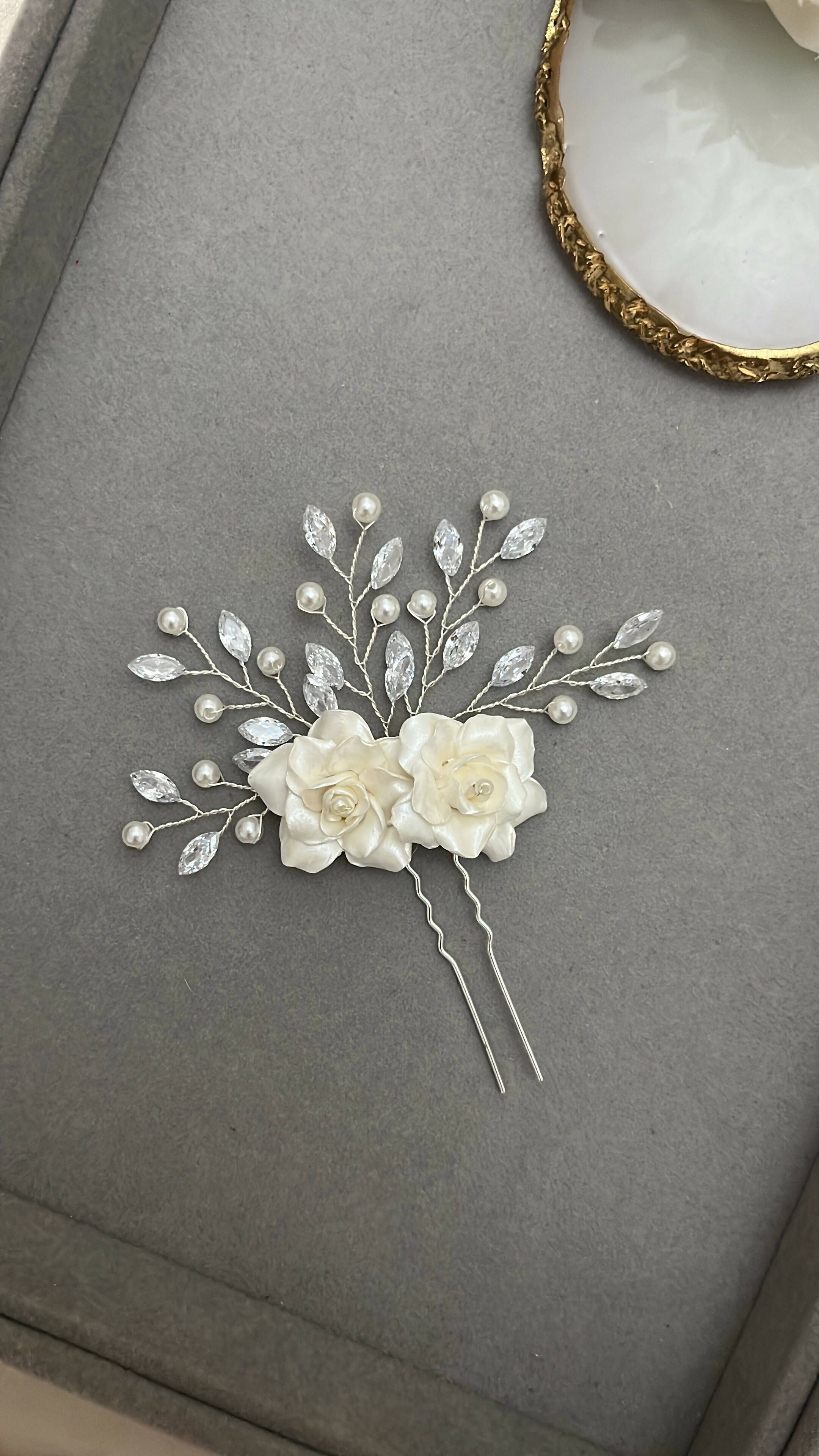 Grampo de Ramos e Flores Porcelana Pri Grinaldas