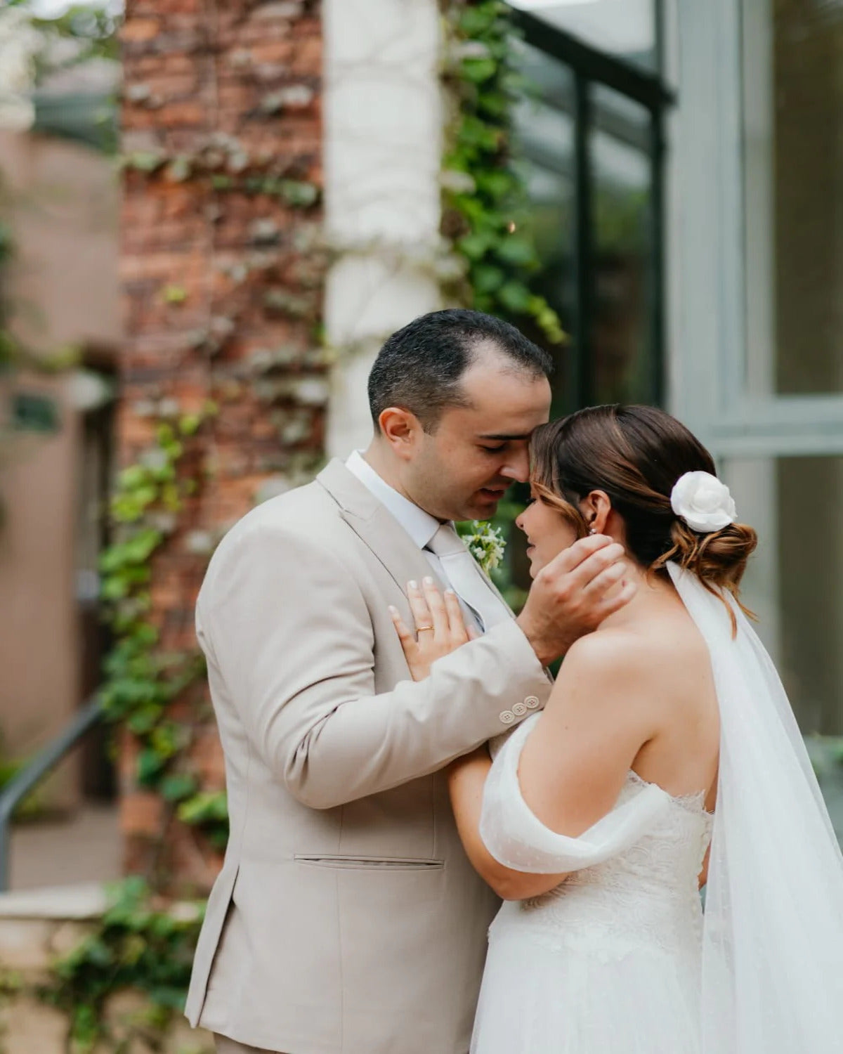 Pente Camélia no tecido Gazar de Seda na cor Off White Lavinia Duas Damas Noivas
