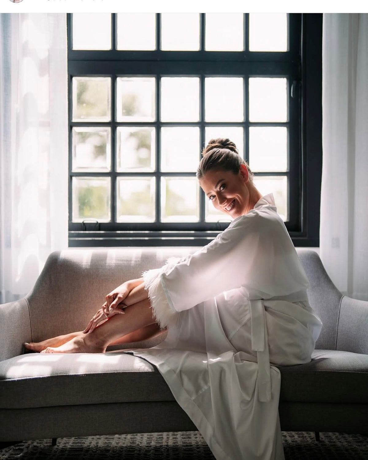 Robe para Noivas no Tecido Gloss com toque de seda e plumas Duas Damas Noivas