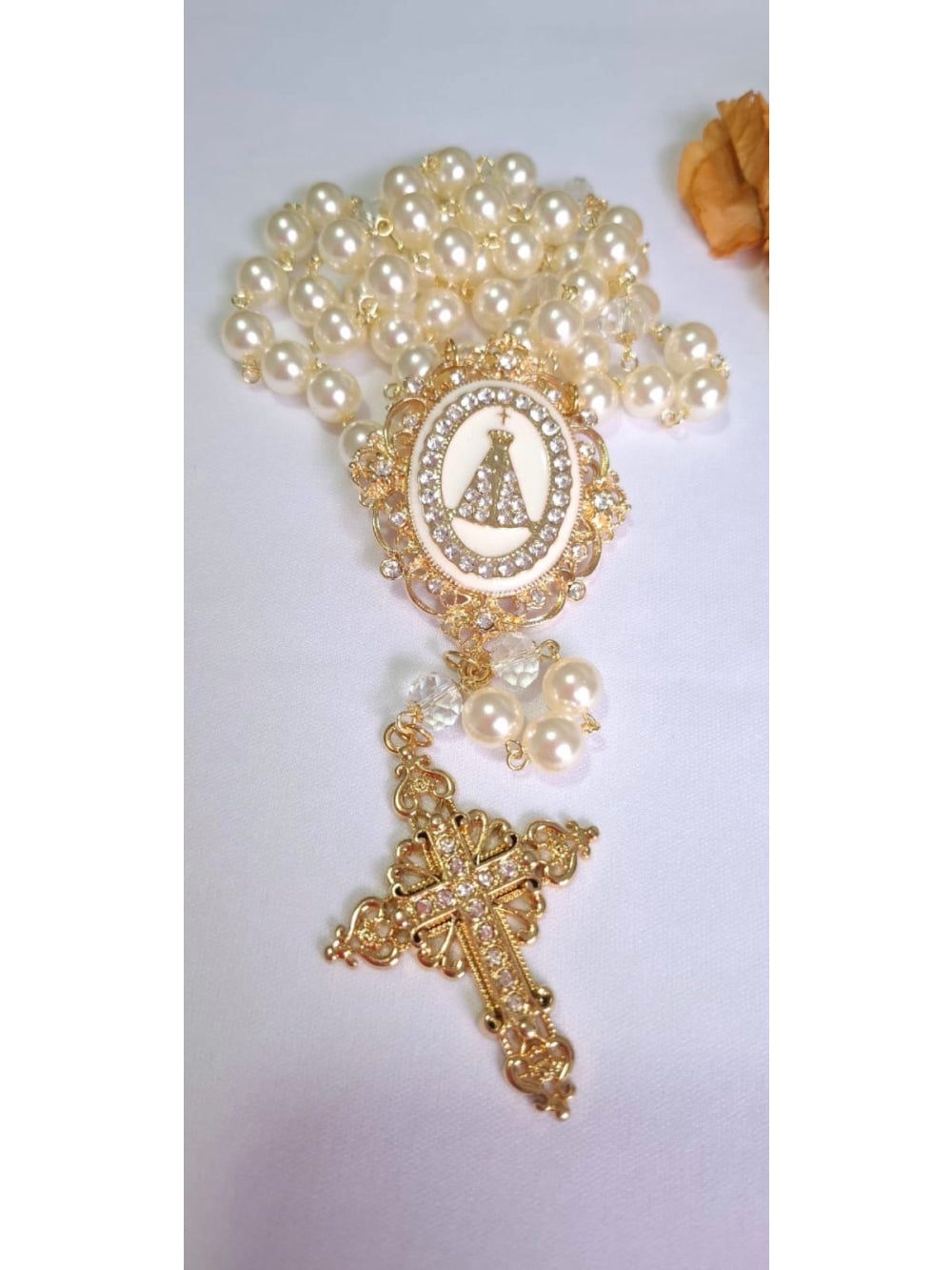Terço de Noiva de Nossa Senhora Aparecida Resina Fundo Branco e Strass Ateliê Fernanda Cristina