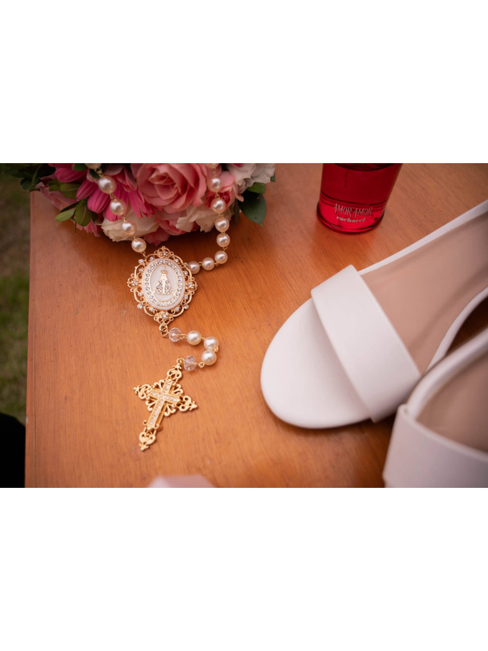 Terço de Noiva de Nossa Senhora Aparecida Resina Fundo Branco e Strass Ateliê Fernanda Cristina