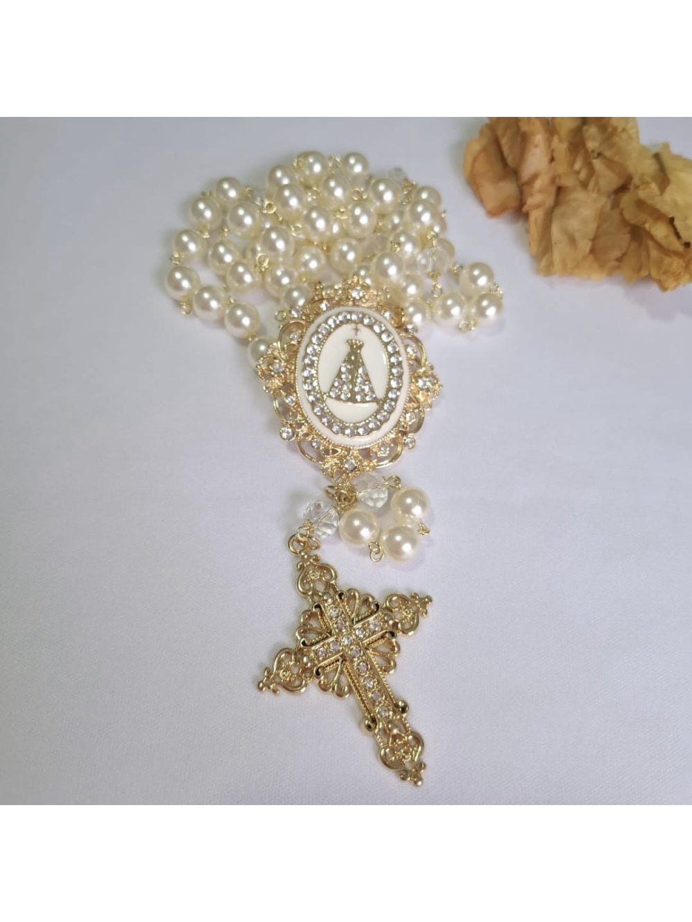 Terço de Noiva de Nossa Senhora Aparecida Resina Fundo Branco e Strass Ateliê Fernanda Cristina